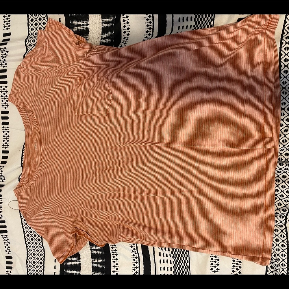 The brand is Universal Threads, and it is a size Medium.